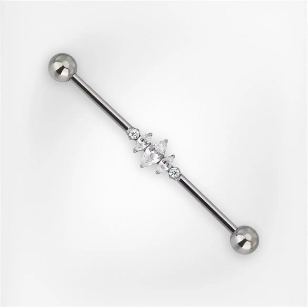 Piercing Pénélope - Plumeria Piercing