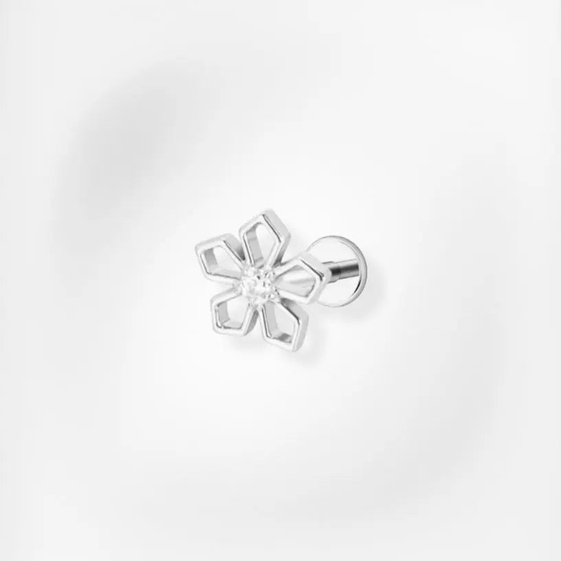 Piercing Milie - Labret Plumeria Piercing