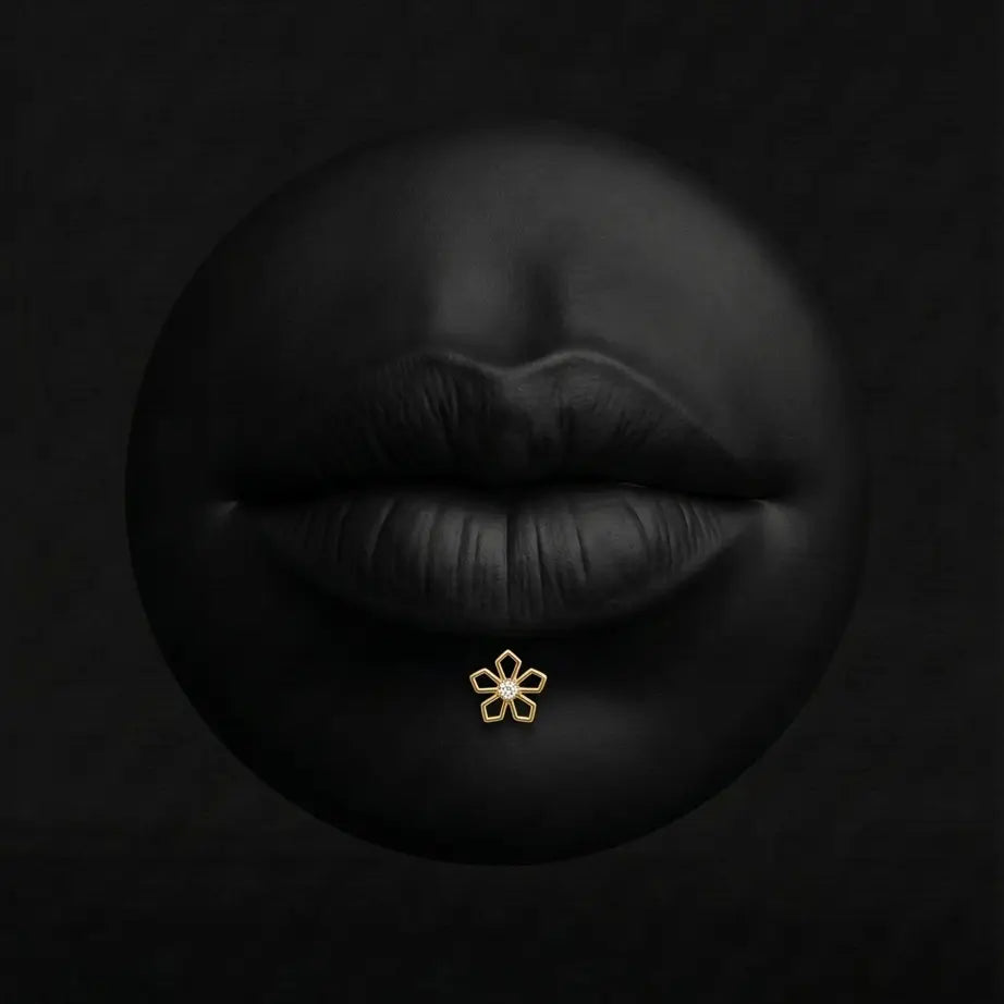 Piercing Milie - Labret Plumeria Piercing