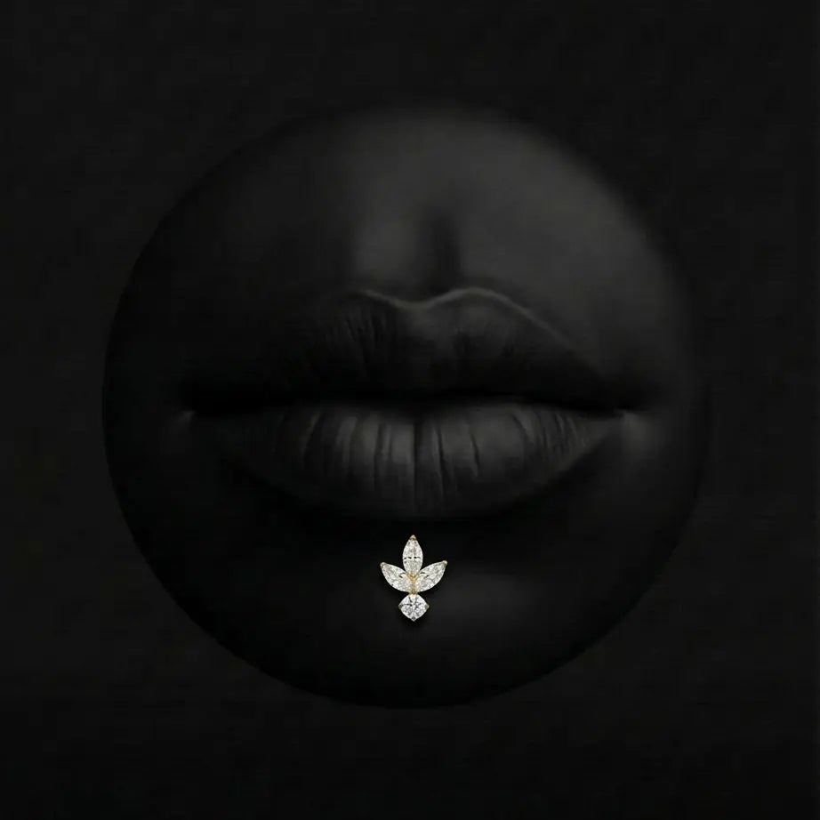 Piercing Nelsie - Labret Plumeria Piercing