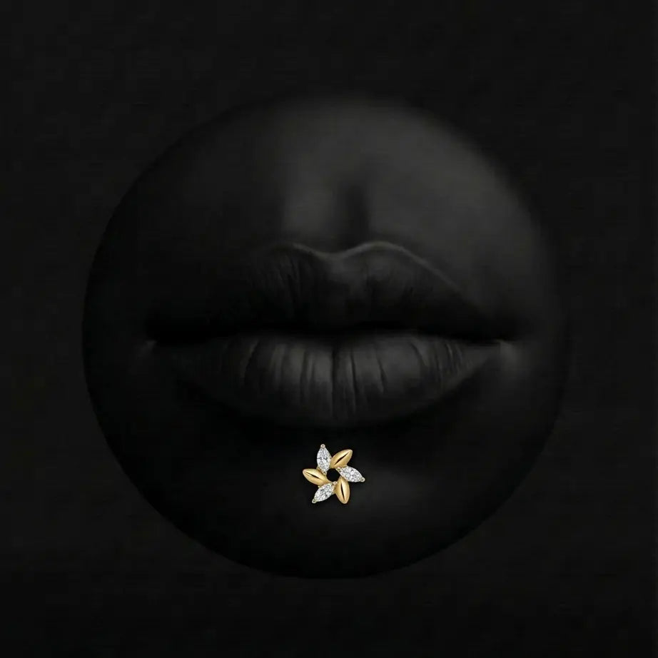 Piercing Noémie - Labret Plumeria Piercing