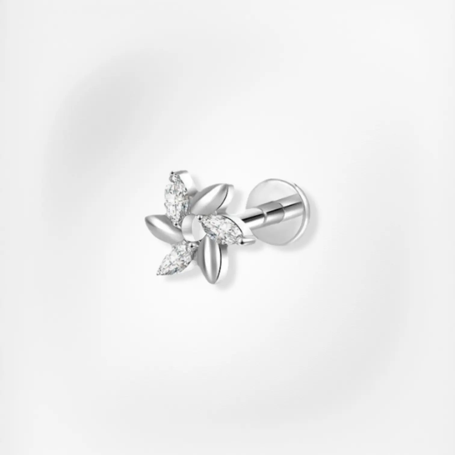 Piercing Noémie - Labret Plumeria Piercing