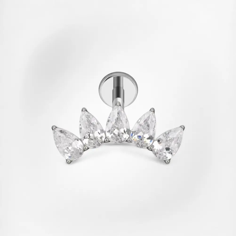 Piercing Salomé – Labret Plumeria Piercing
