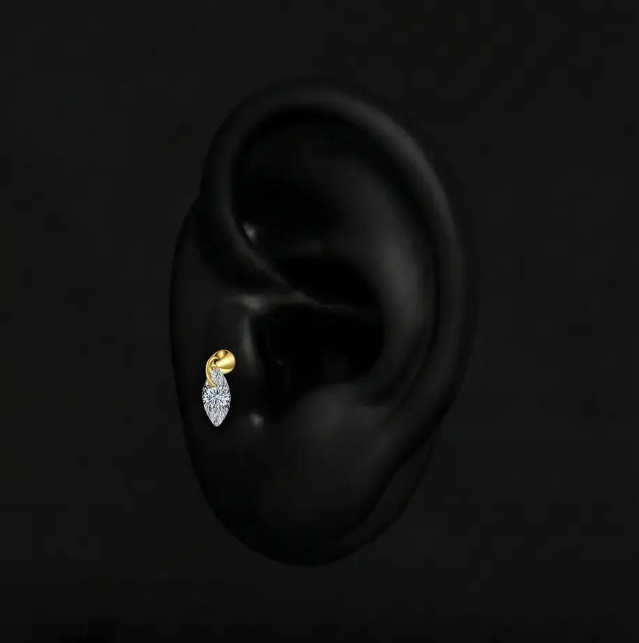 Piercing Samira - Labret Plumeria Piercing