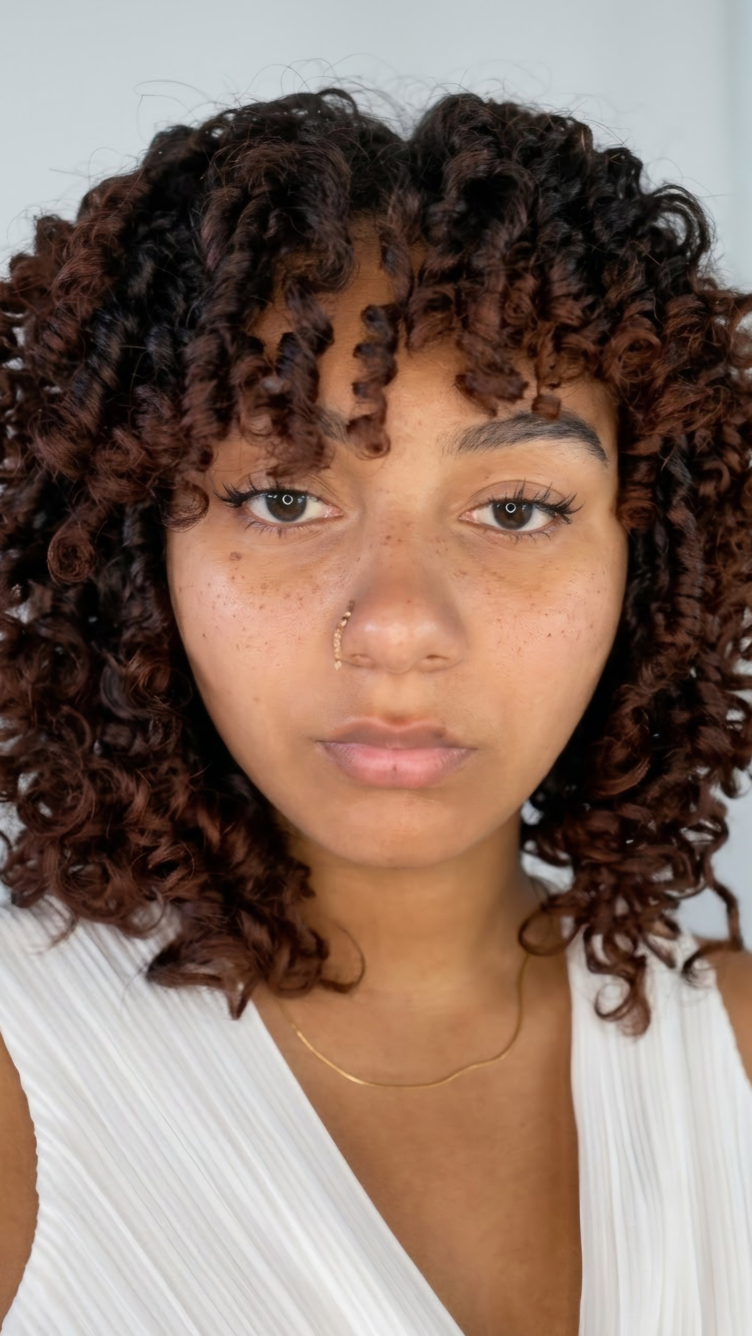 Portrait derrière Plumeria Piercing, avec un anneau de nez en titane