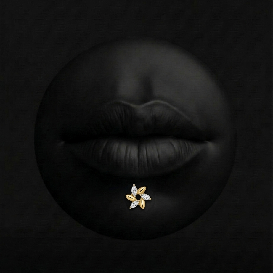 Piercing Noémie - Labret Plumeria Piercing