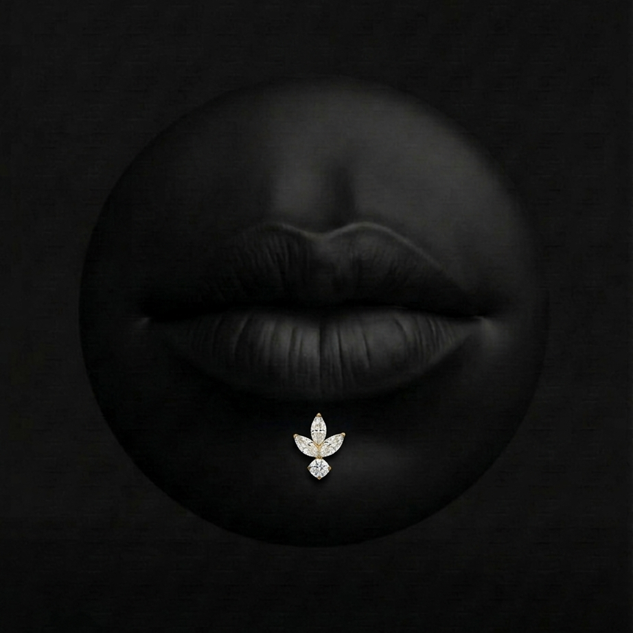 Piercing Nelsie - Labret Plumeria Piercing